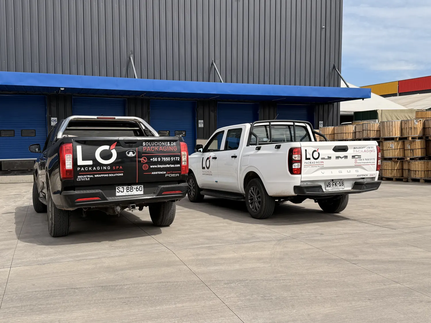 Camionetas de servicio técnico LO Packaging en los andenes de carga