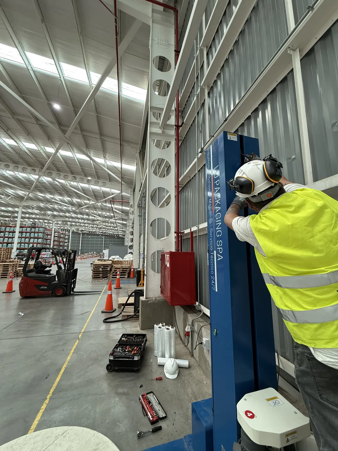 Técnico realizando el ajuste final de una envolvedora recién instalada