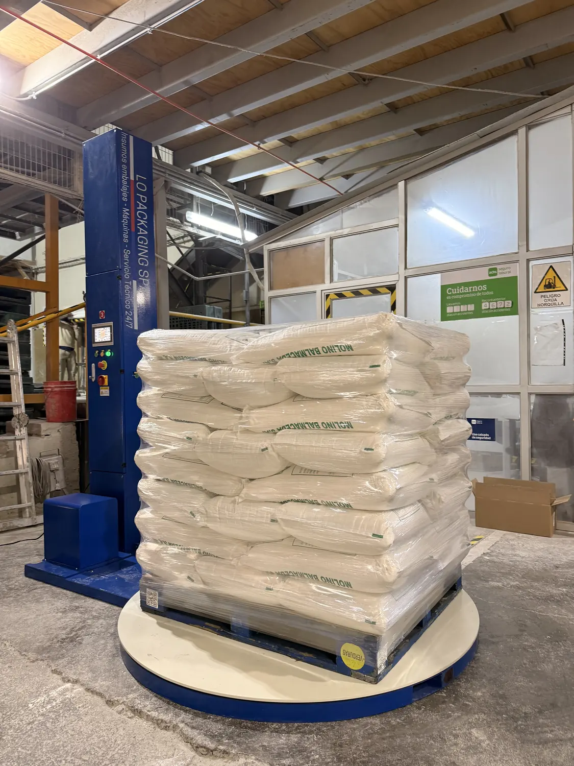 Primera envoltura de prueba de un pallet de sacos tras la instalación