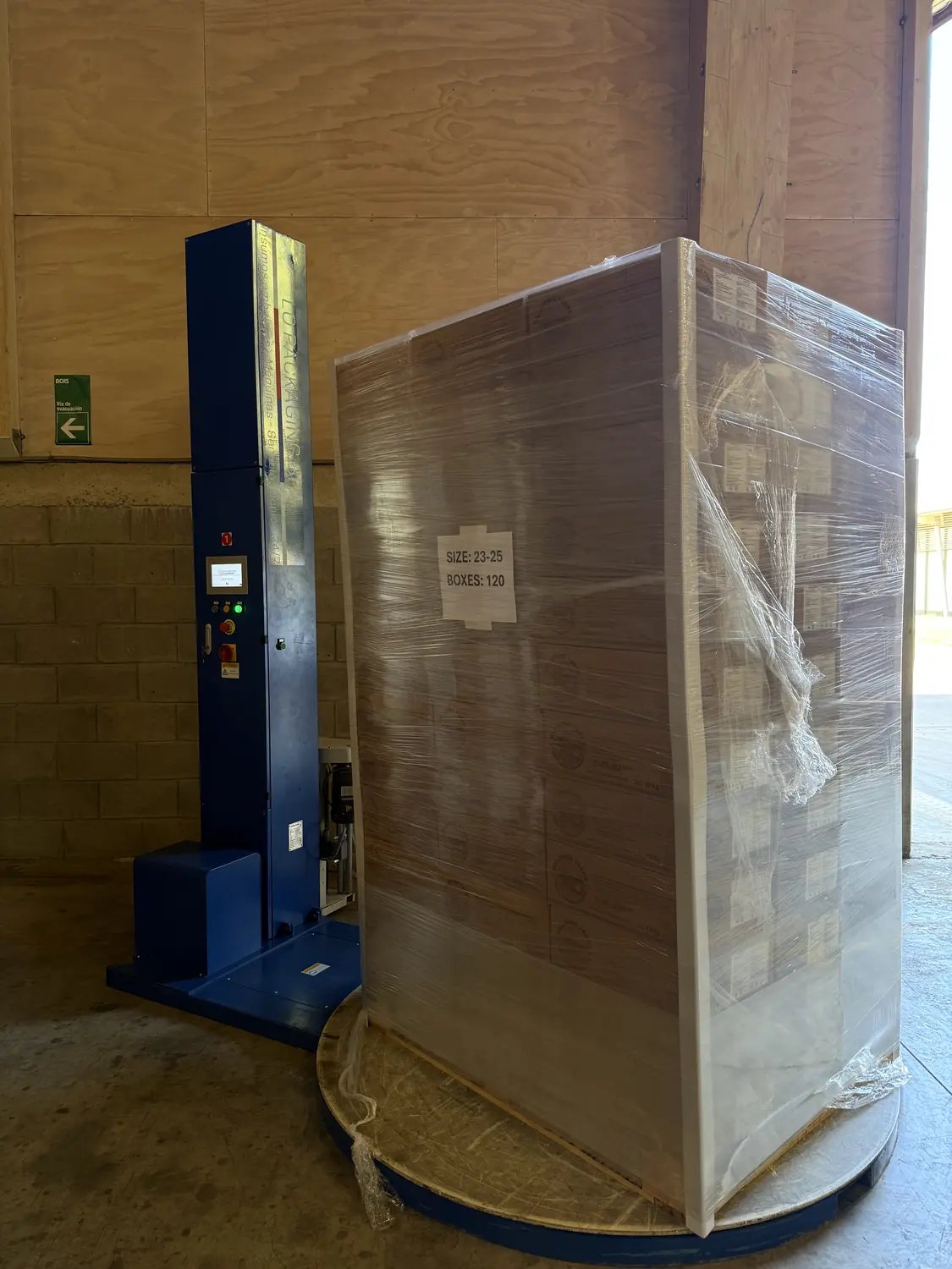 Envolvedora operando con un pallet de carga real tras su puesta en marcha