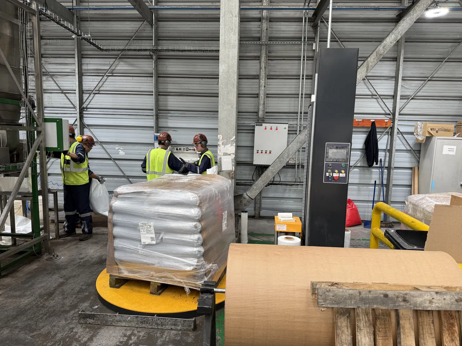 Técnico realizando mantención de una envolvedora en planta