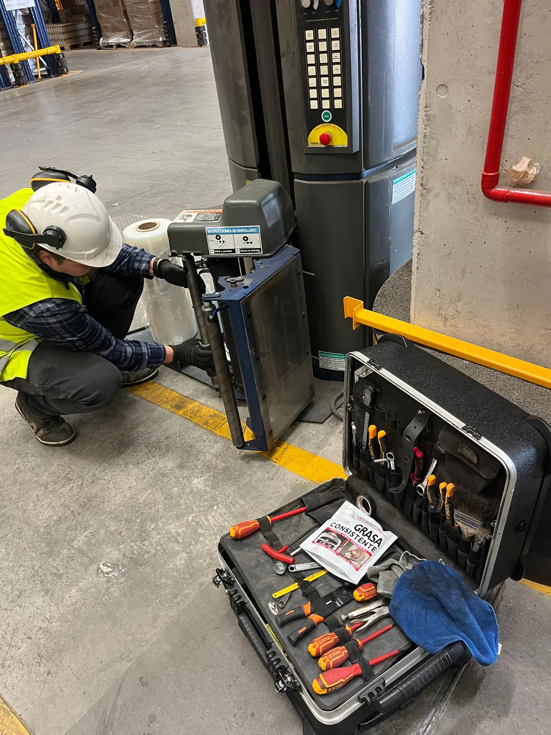 Técnico trabajando en terreno con su maleta de herramientas